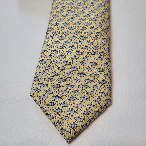 Vineyard Vines Neck Tie Yellow Blue Shark Print 100% Imported Silk - Picture 3 of 7